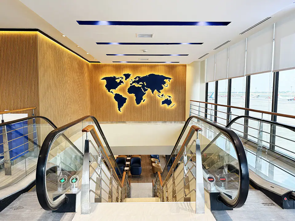 Travel Club Lounge — 2