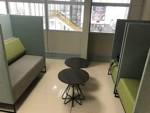 مطار سير سيريتسي خاما الدولي