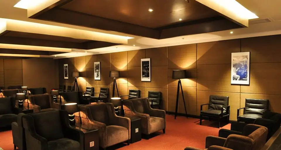 Plaza Premium First, Near Gate 1 — 2