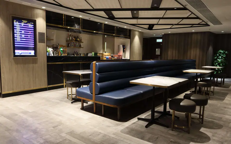 Plaza Premium First, Near Gate 1 — 3