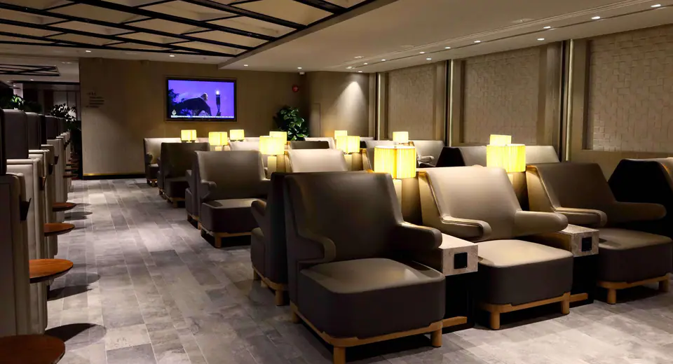 Plaza Premium First, Near Gate 1 — 5