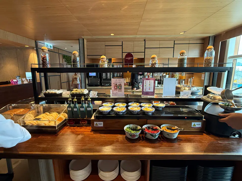 Plaza Premium Lounge, Near Gate 35 — 4