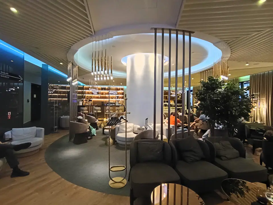 Revolve Lounge by YOTELAIR — 2