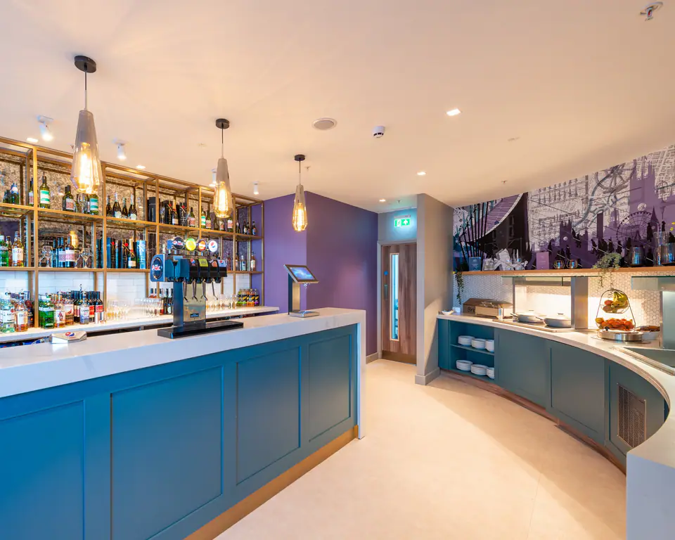 Aspire Lounge (C Gates) — 3