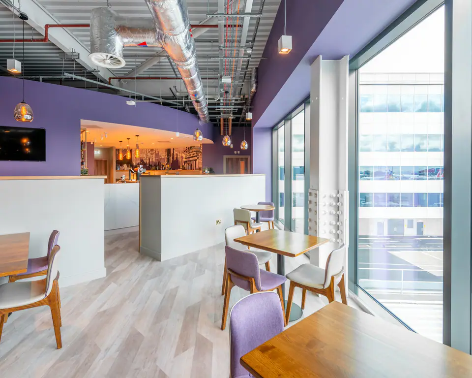Aspire Lounge (C Gates) — 4