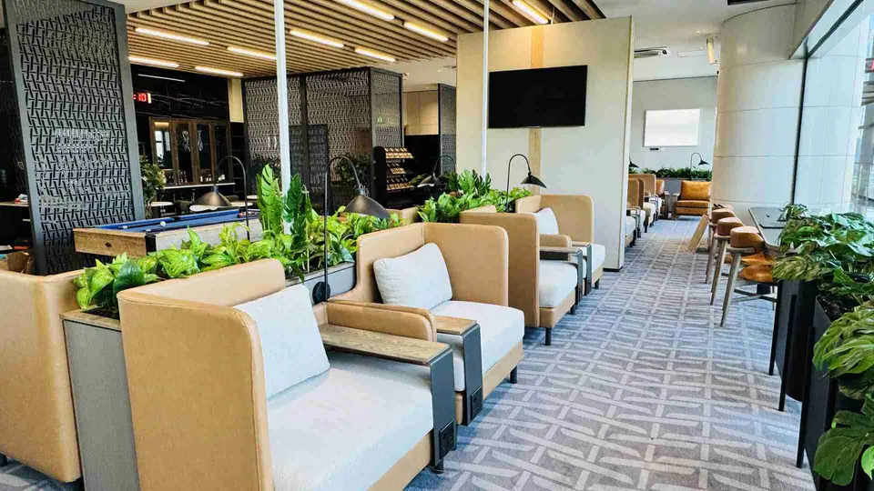 Paragon Premium Lounge — 3