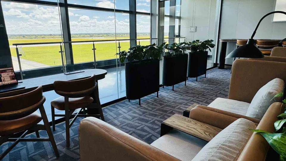 Paragon Premium Lounge — 5