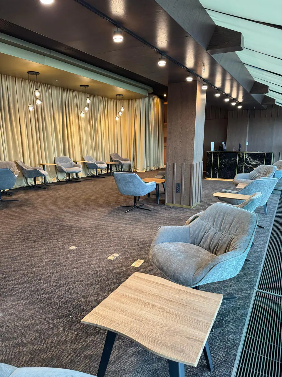 Business Lounge — 2