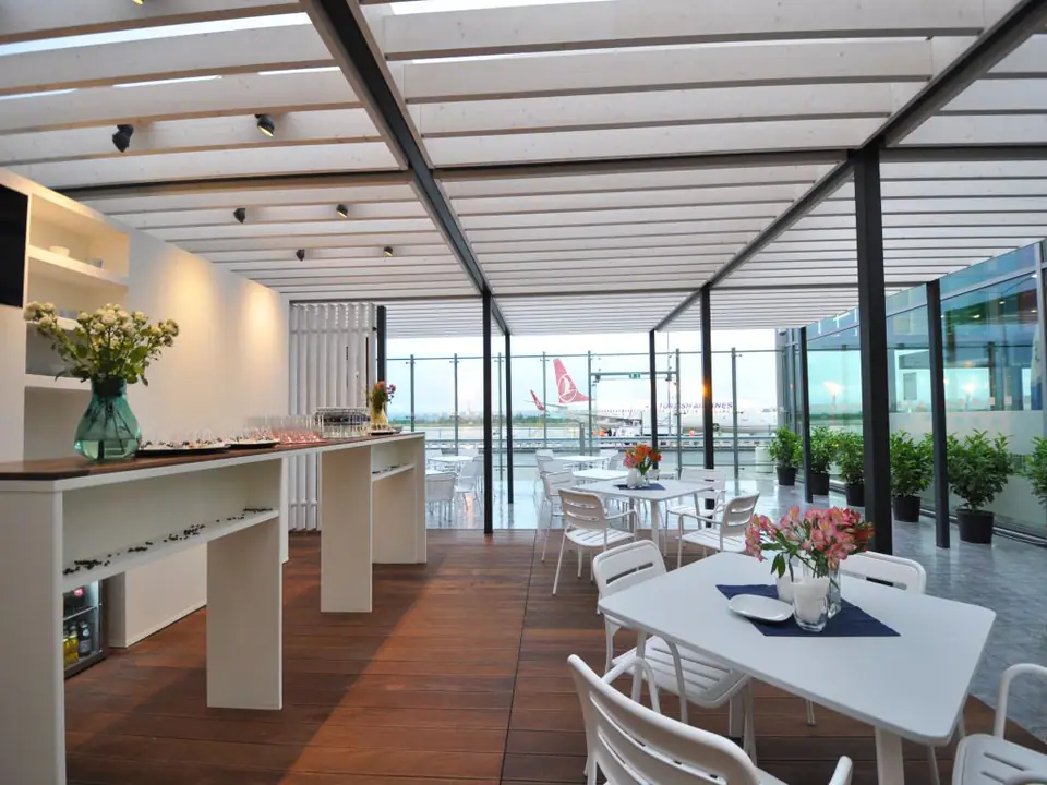 VIP/Business Lounge — 4